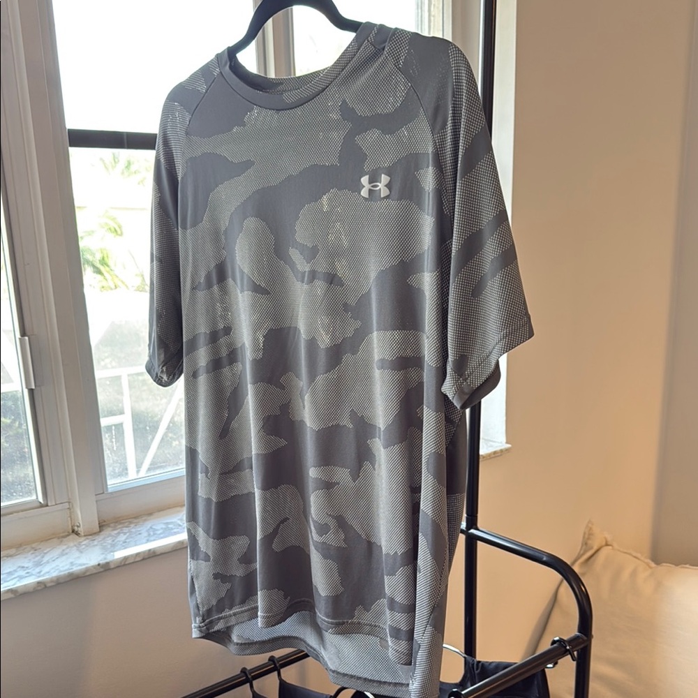 Under Armour Gray Short Sleeve Tees